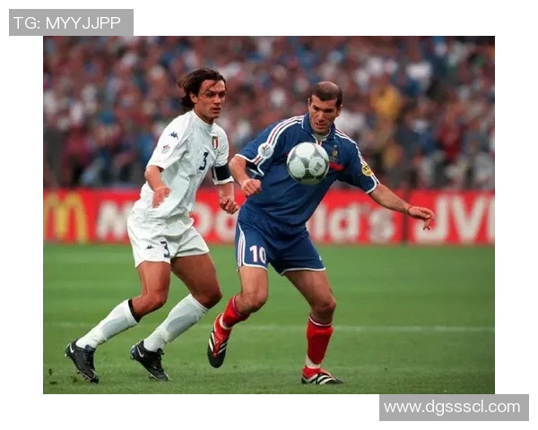 历史上十大传奇足球后卫球星及其辉煌职业生涯回顾